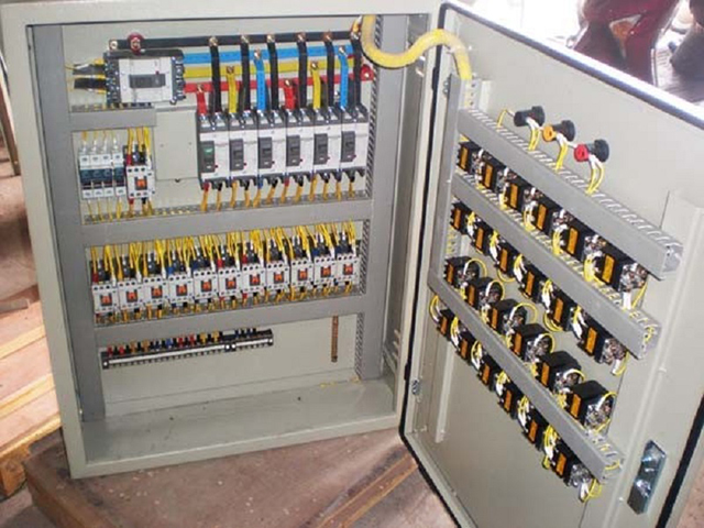 Lắp đặt tủ chiếu sáng đường phố, sân vườn với quy trình phức tạp, đòi hỏi yếu tố kỹ thuật cao
