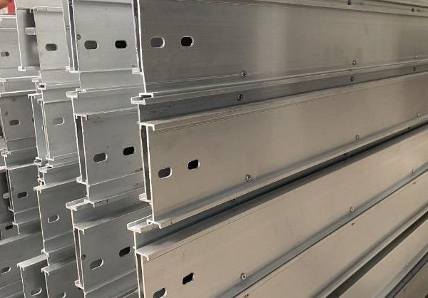 Máng cáp làm từ chất liệu nhôm