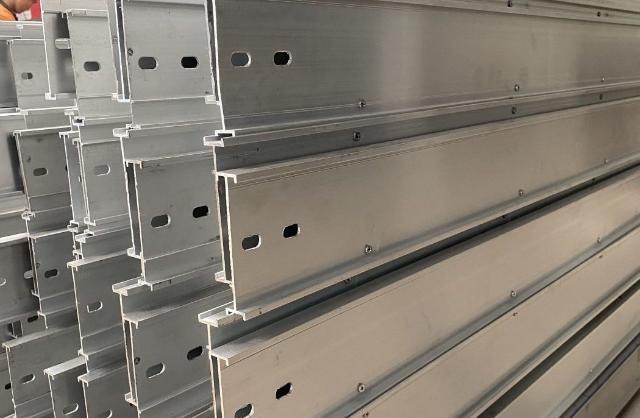 Máng cáp làm từ chất liệu nhôm