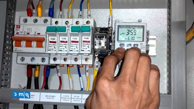 Lắp đặt tủ chiếu sáng Timer
