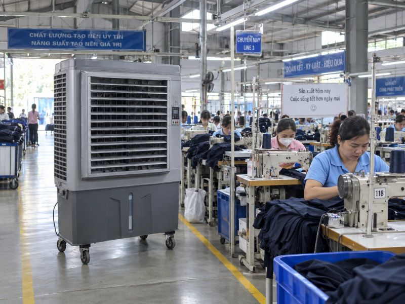 Bố trí quạt phân tán dọc chuyền may giúp cấp gió mát đồng đều tới từng vị trí mà không gây bạt gió cục bộ.