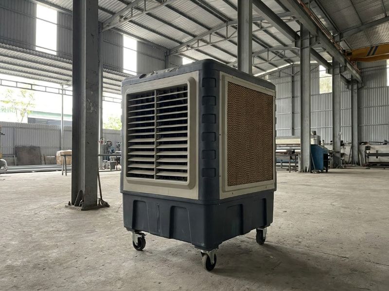 Đặt quạt hướng về khu vực thao tác cơ khí, kết hợp mở cửa thông gió phía sau để thoát nhiệt và ẩm thừa.