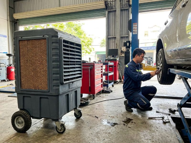 Quạt di động có bánh xe chịu lực giúp đổi vị trí linh hoạt theo từng khoang bảo dưỡng ô tô thực tế.