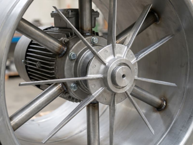 Quạt gián tiếp đưa motor ra ngoài luồng khí, phù hợp môi trường nhiều bụi và nhiệt độ cao.